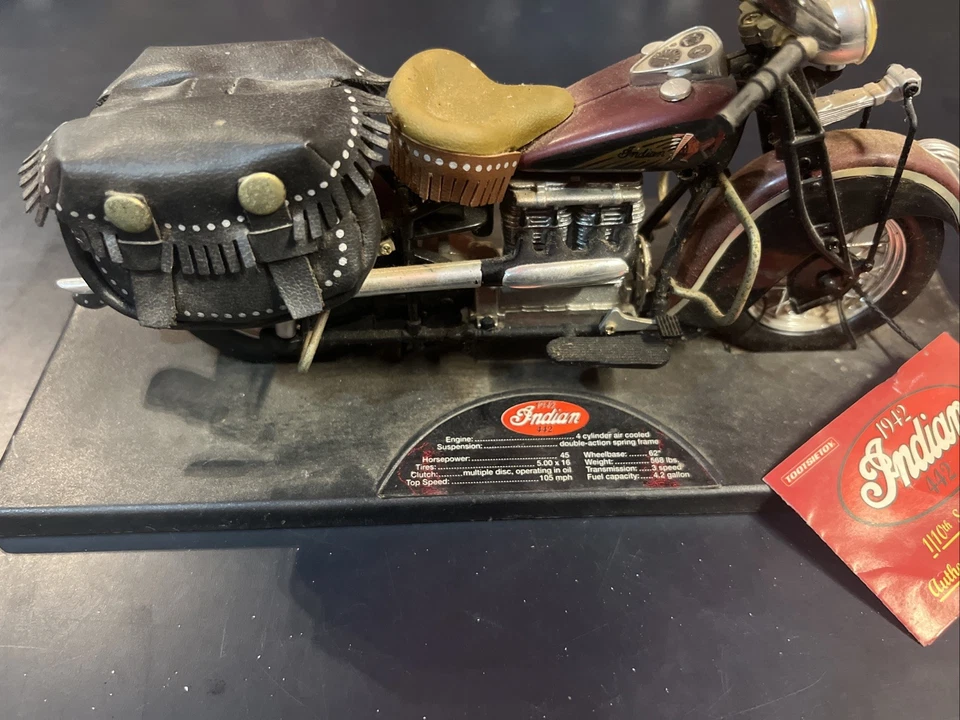 Tootsietoy 1942 Indian 442 Bagger Diecast Motorcycle 1:10 Burgundy - Image 2 of 4