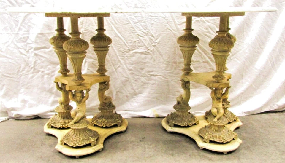 Par de mesas auxiliares italianas Regency florentinas con triple base de querubín Foto 3 de 4