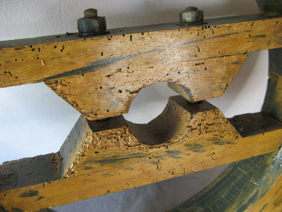 Ancienne roue de mécanisme de moulin ou machine agricole en bois - Photo 4/4