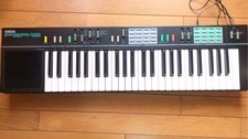 Clavier électronique YAMAHA PSR-12 PORTATONE 49 touches 32 tons 16 rythmes DC9V