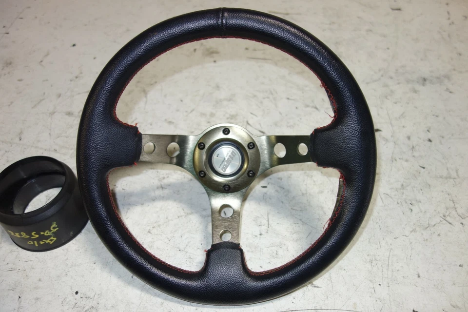 JDM Lexus IS300 3-Spoke Steering Wheel Red Stitched D1 Spec SXE10 2001-2005 - Imagem 3 de 4