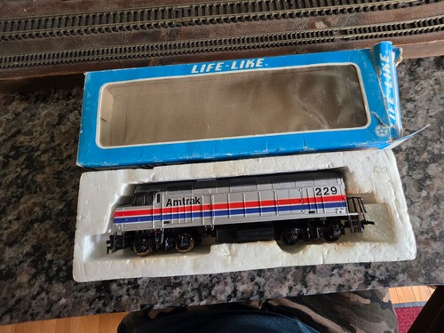 Locomotora de tren modelo diésel Life Like 08241 HO F-40PH Amtrak #229 | Condition: Used