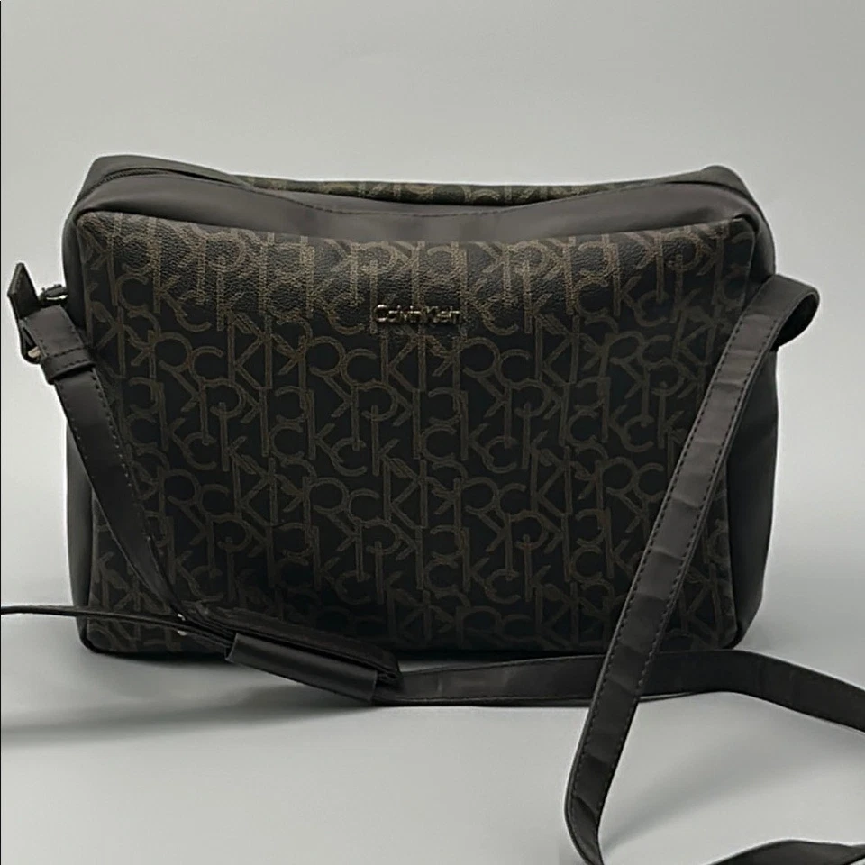 Bolso Bandolera Calvin Klein Monograma Marrón Cremallera Ajustable Rectángulo Foto 2 de 4