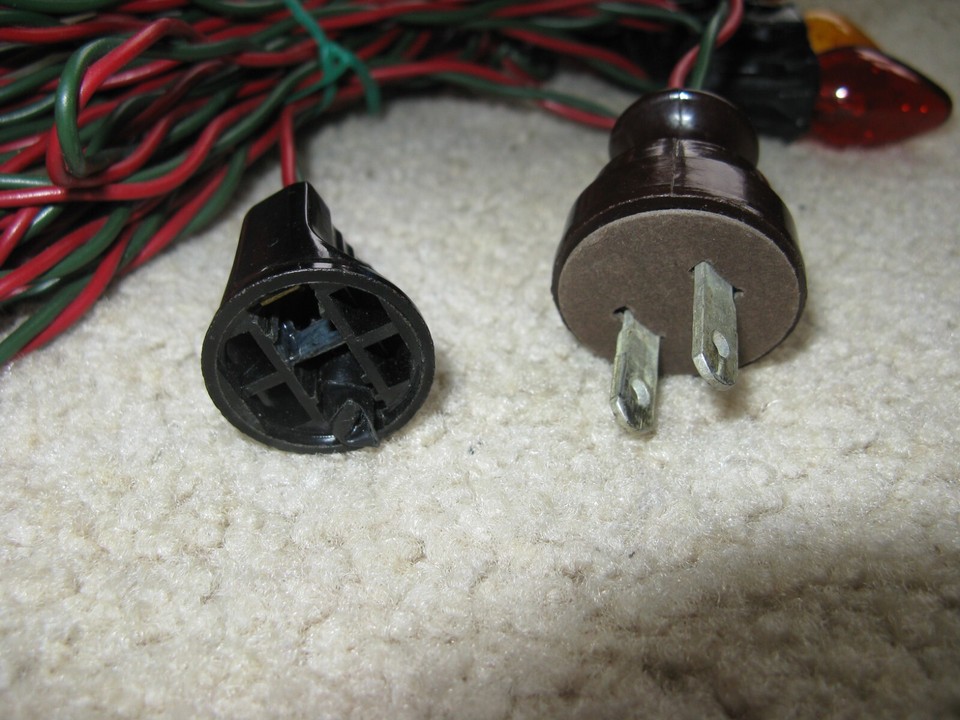 Vintage C7 Christmas Tree Light String Strand 15 Bakelite Socket Set