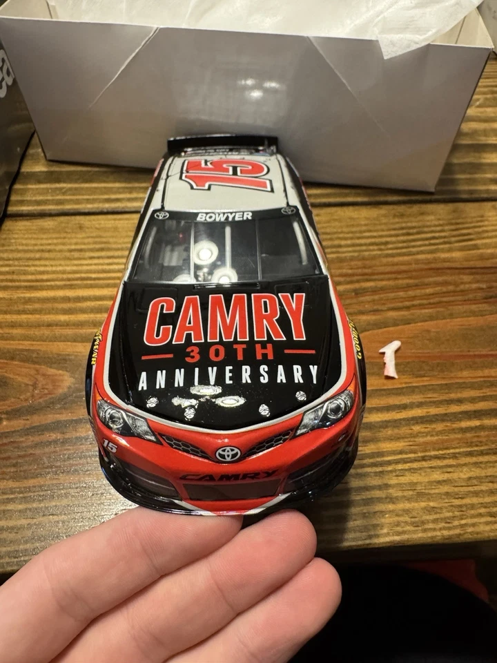 Clint Bowyer 15 Camrys 2013 30 aniversario 1/24 Lionel Nascar diecast 1/637 Foto 2 de 4