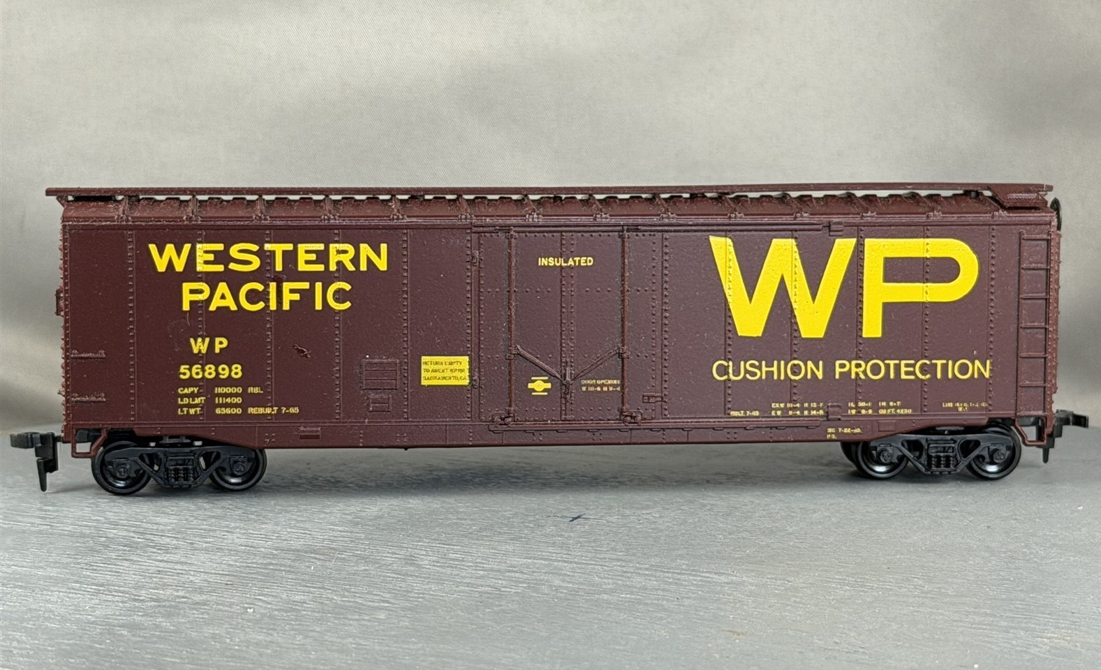 Athearn - Western Pacific - 50' Plug Door Box Car + Wgt # 56898