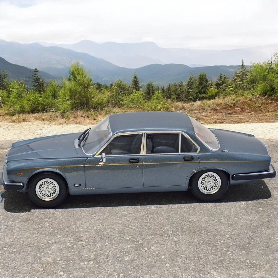 Jaguar XJ Series III 1979 grau Modellauto 1:18 MCG - Bild 3 von 4