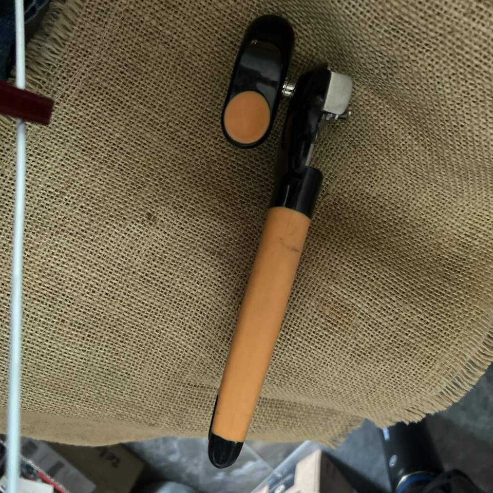 Abridor de latas de tucán Boston Warehouse colección Animal House naranja amarillo 2006 Foto 4 de 4