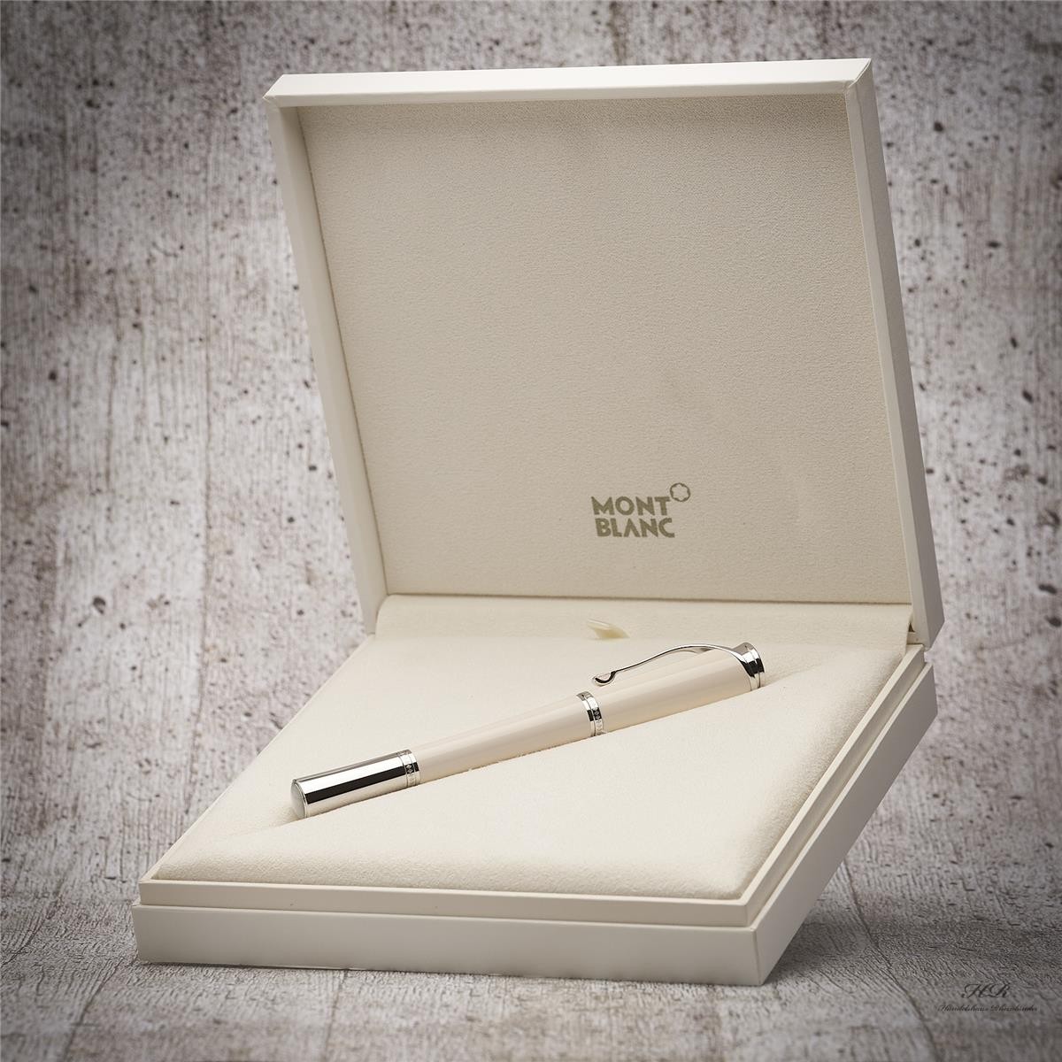 Montblanc Muses Princess Grace de Monaco Ivory Color Fountain Pen