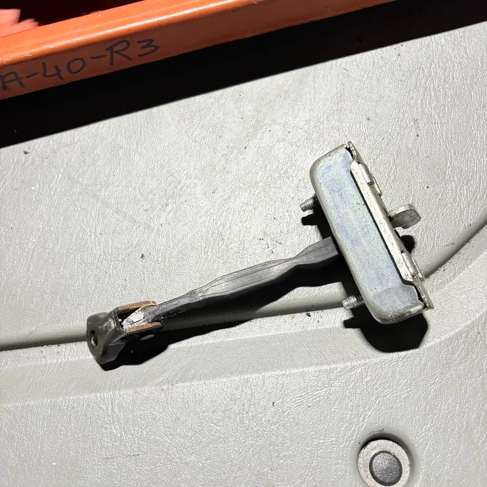 Correa de retención de puerta trasera izquierda pasajero Toyota Corolla 2000-2006 Foto 2 de 4