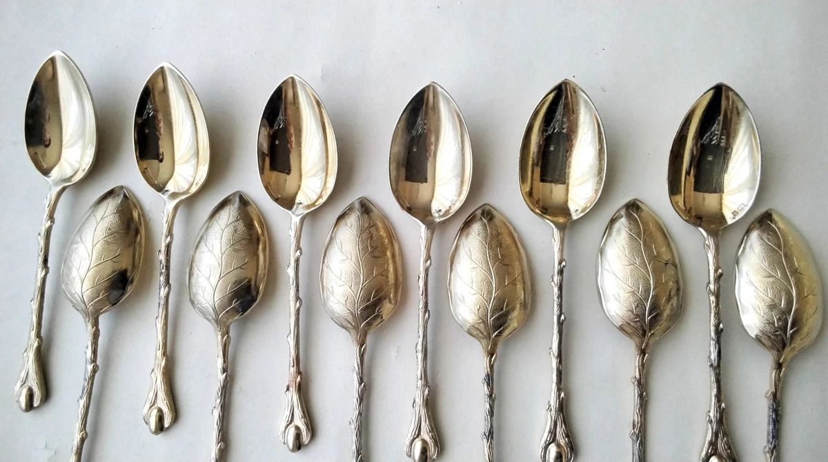 12 Cuillères à moka en métal doré Deetjen