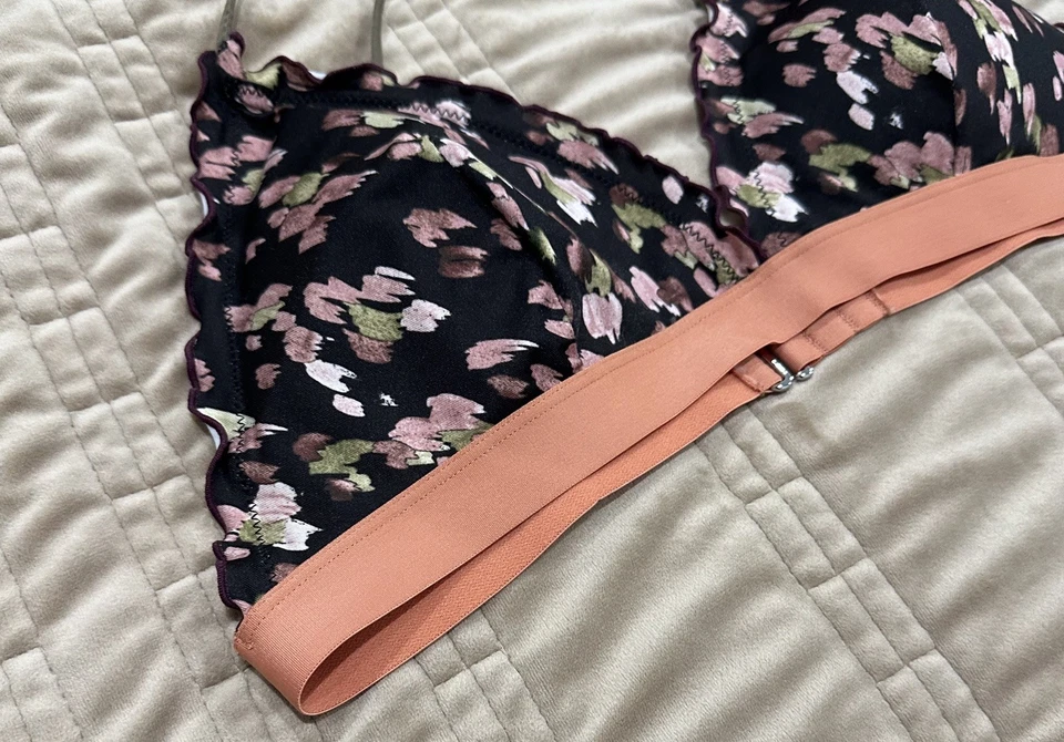 Top de Bikini Triángulo H&M Talla 14 Estampado Floral Negro y Melocotón, Almohadillas Extraíbles Foto 3 de 4