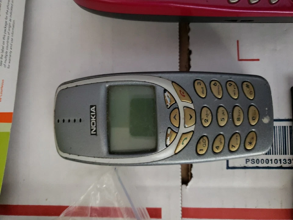 Massive lot of Vintage Cell Phones, w/Accessories Estate Sale Untested T3#230 - Image 2 of 4