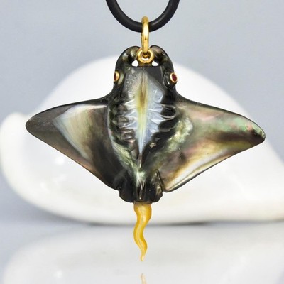 Agustus-Collection Manta Rochen Anhänger Perlmutt Rubin Gold Vermeil 9.69g