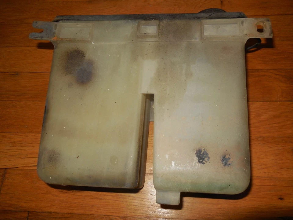 Ford Mustang 1984 1985 original usado depósito de lavadora de parabrisas Foto 4 de 4