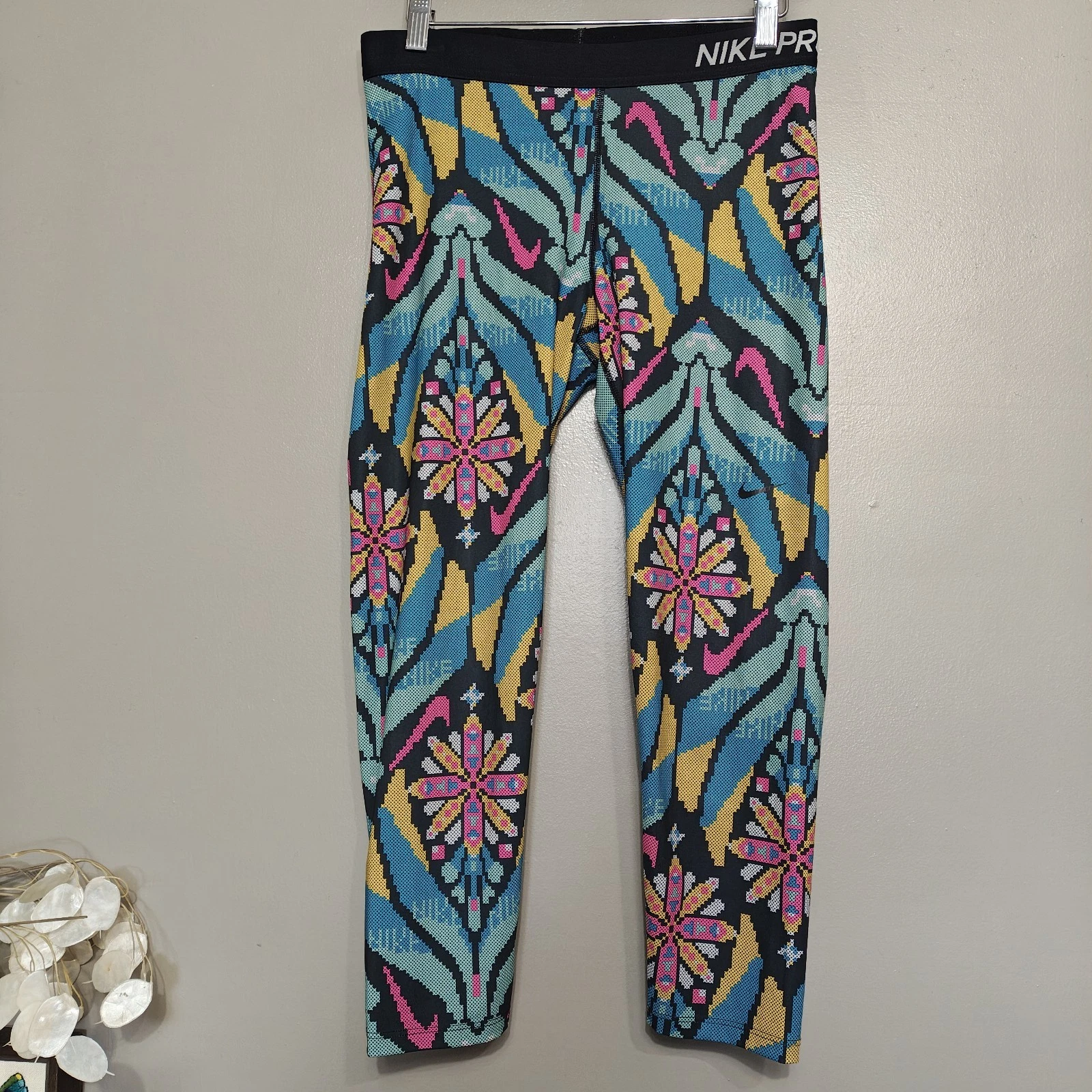 Nike Pro Womens Printed Cropped Training Tights Size Large BV2975-010 Athletic
Opens in a new window