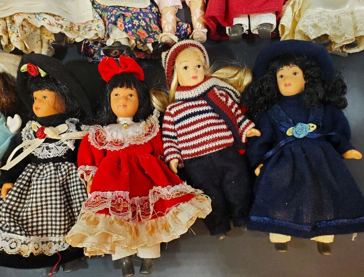Set of 15 1950s Vintage Jointed Porcelain Dolls, Dolls Set of 15 1950s Vintage Jointed Porcelain Dolls, Dolls