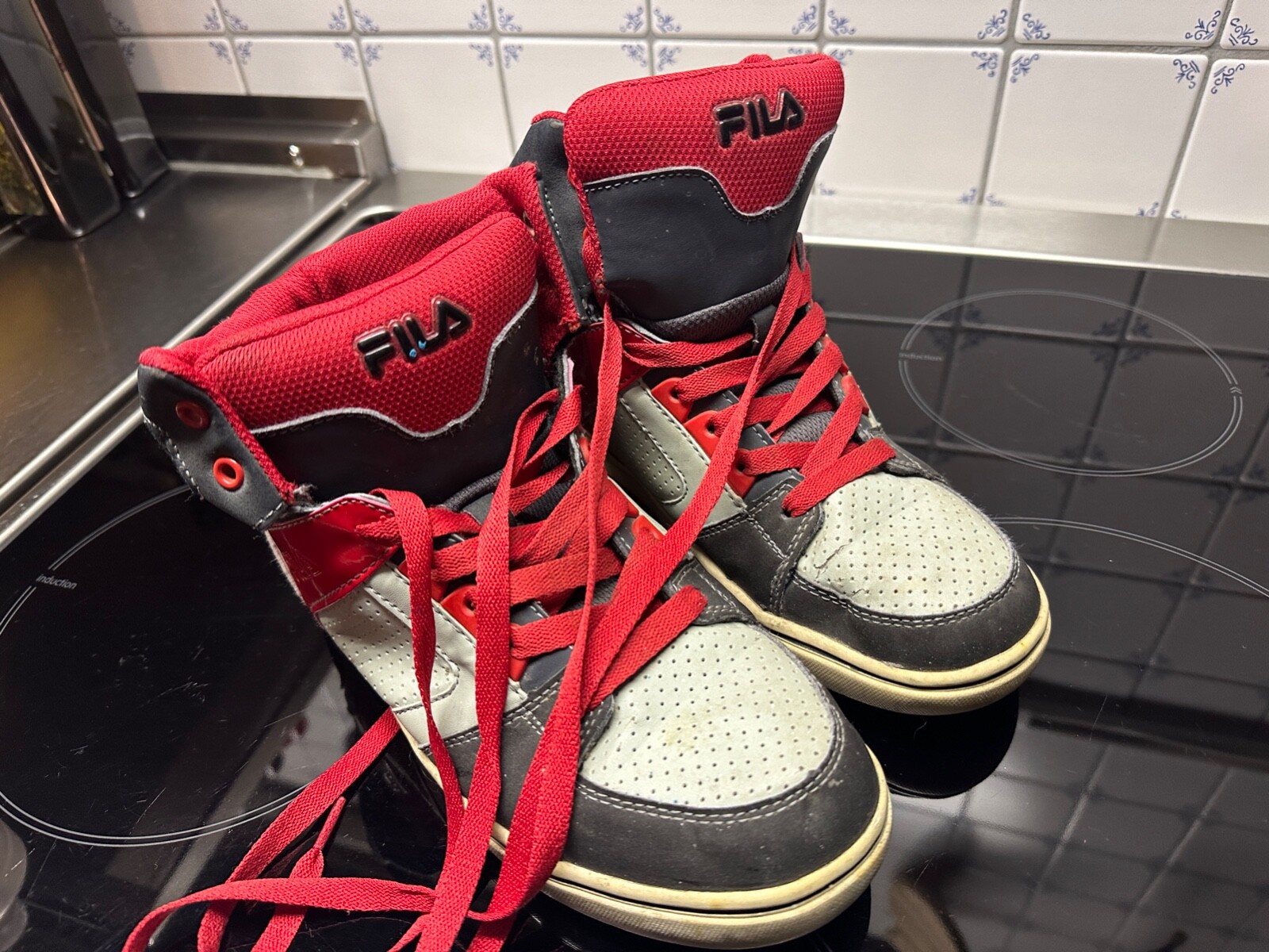 Sneaker FILA rosse nere grigie vintage da collezione taglia 40