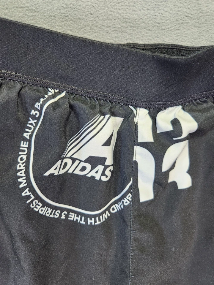 Shorts Adidas Training estampa gráfica preto branco logotipo masculino médio AEROREADY - Imagem 3 de 4
