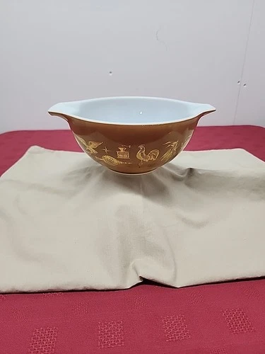 Vintage Pyrex Early American Cinderella Bowl 1.5 Qt. # 442 Gold On Brown Made In