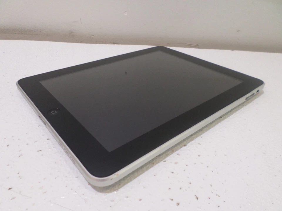 Apple iPad 1st Gen. 16GB, Wi-Fi, 9.7in - Black (CA) - Image 3 of 4