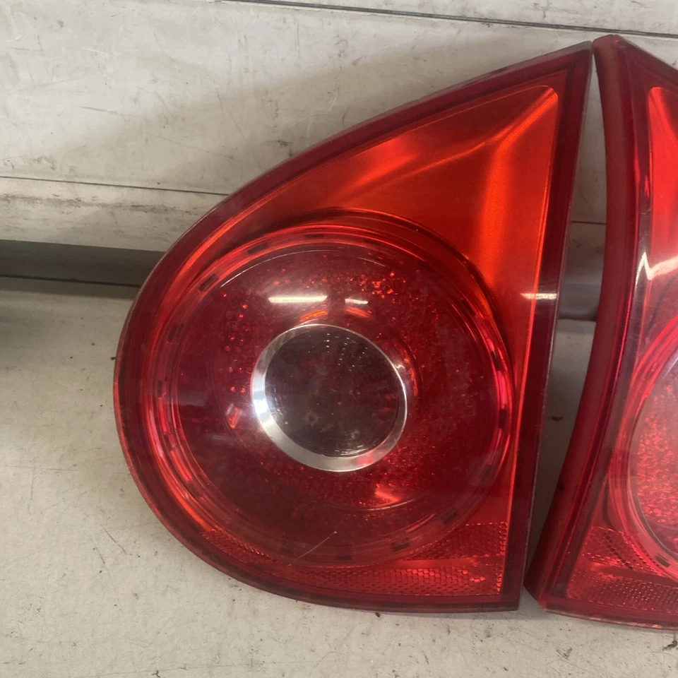 2004 VOLKSWAGEN GOLF ЗАДНИЕ ВНУТРЕННИЕ ЗАДНИЕ ФОНАРИ 1K6945093F 1K6945094F - Изображение 3 из 4