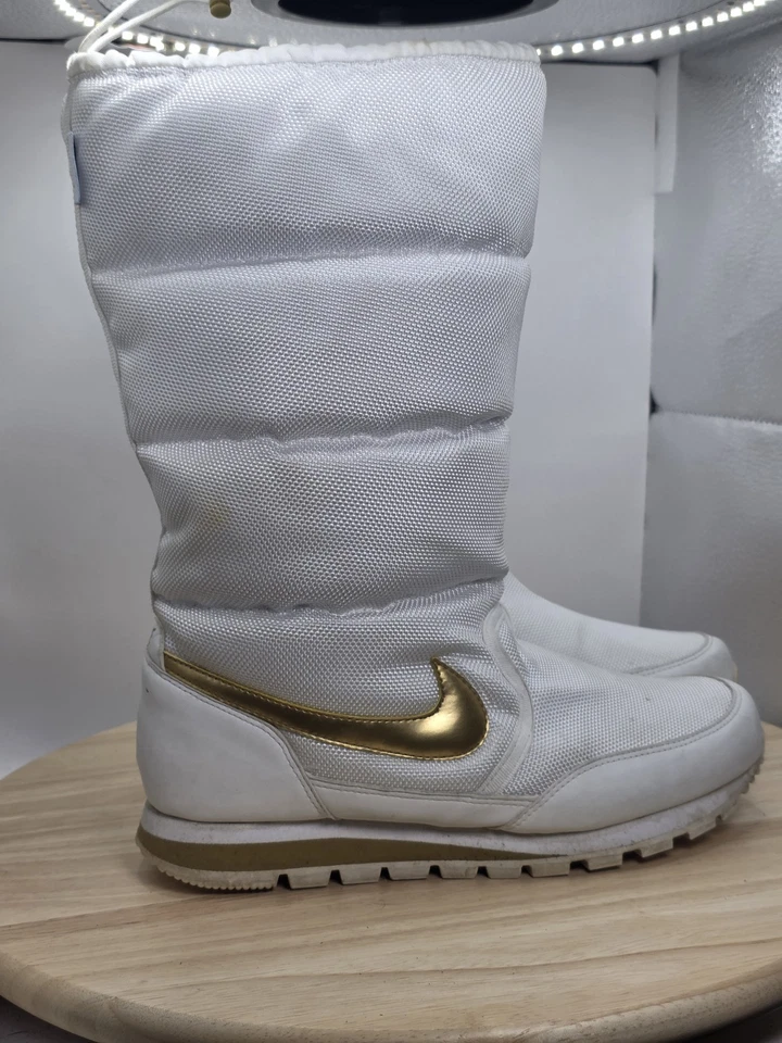 Nike AIR Mid Rise Boots - Womens SIZE 6 - White/Gold Winter Snow Boots - Image 3 of 4