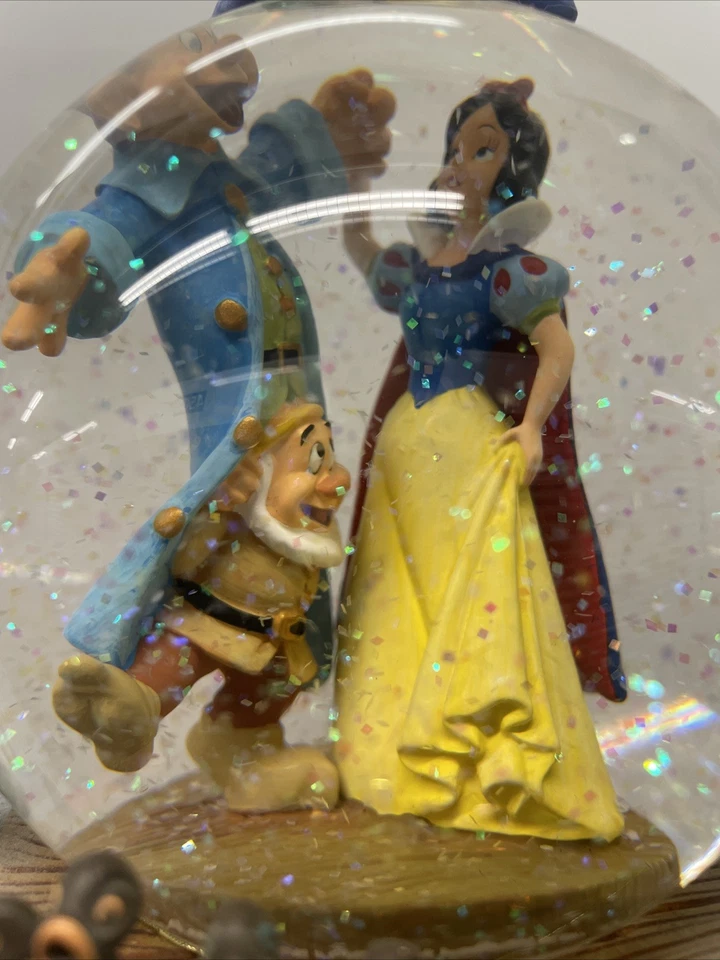 GLOBO DE NIEVE MUSICAL DISNEY SNOW WHITE & THE SEVEN DWARFS "I WHISTLE A HAPPY TUNE" Foto 3 de 4