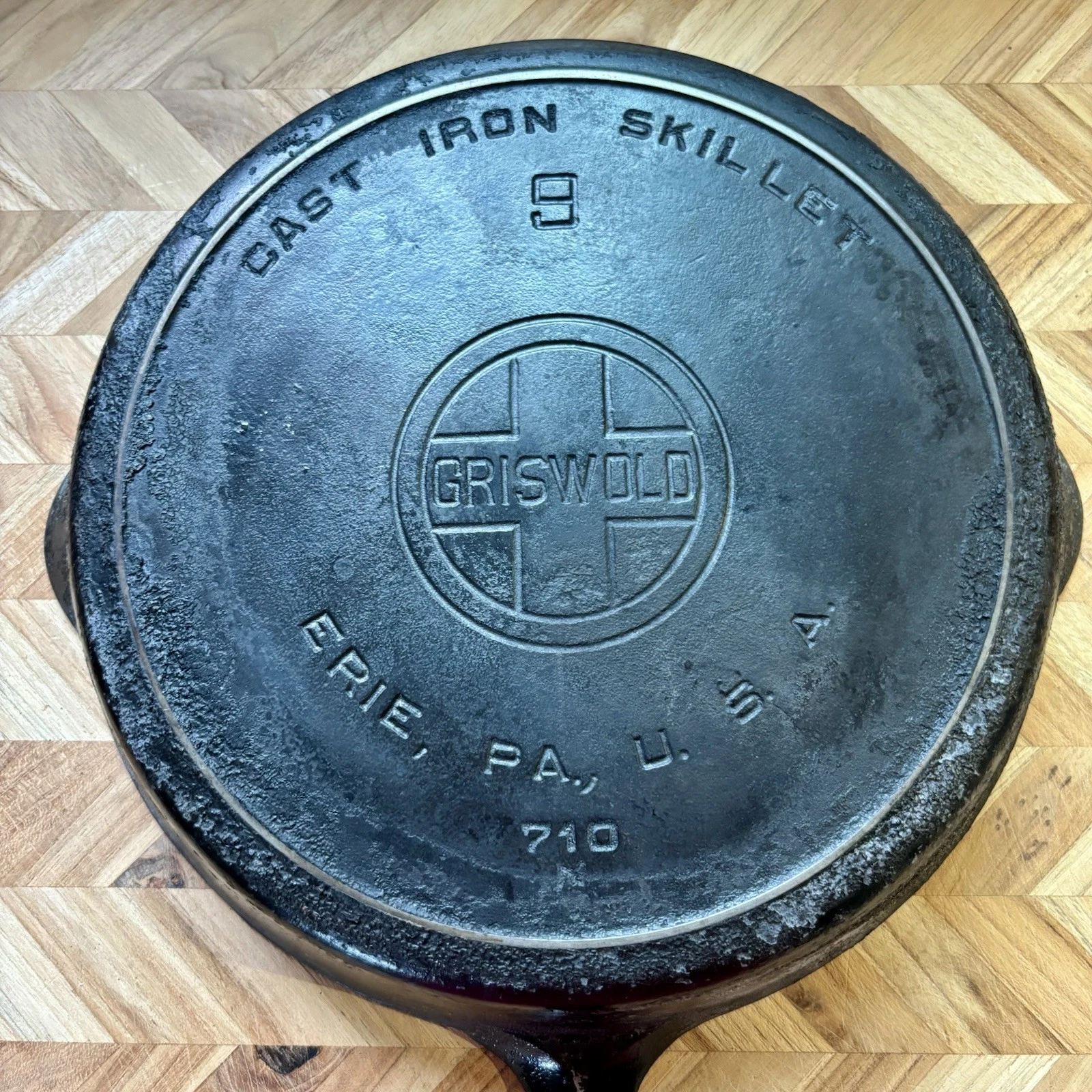 Griswold 11"Cast Iron Skillet No. 9 Large Block Logo 710 Erie Pa. w/ Heat Ring
Opens in a new window