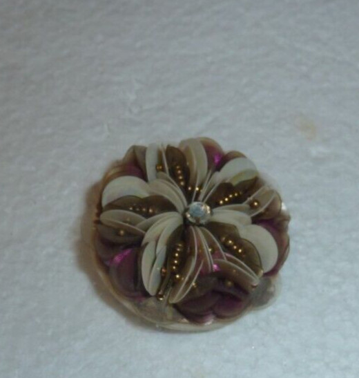 exceptionnelle broche fleur en plastique/résine empilé attribuable à Léa Stein