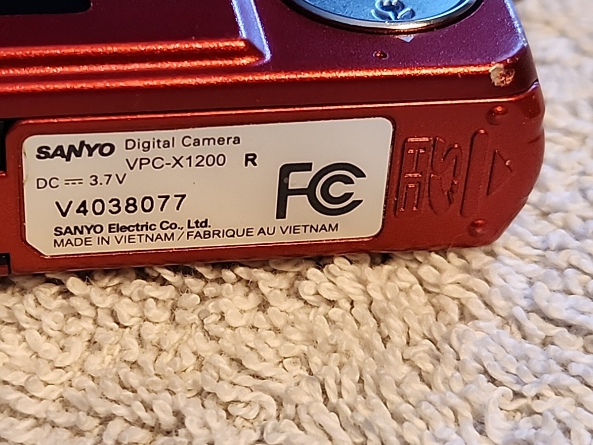 Sanyo X1200 12.1MP Compact Digital Camera Red - UNTESTED