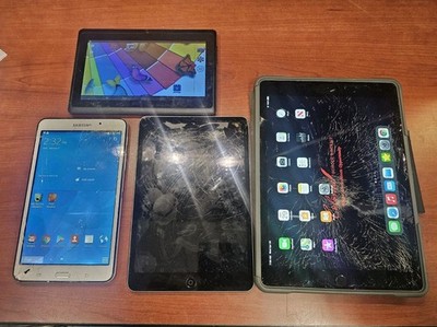 Lot Of 4 Tablets 2 Ipad 1 Samsung And 1 Kocaso