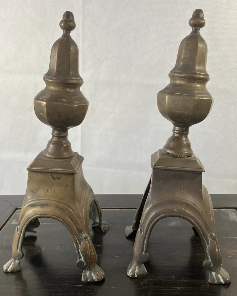 Paire de chenets Louis XIV en laiton et fer XVIIe Pieds en pattes d'animaux - Photo 2/4