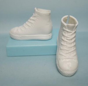 white flat tennis shoes