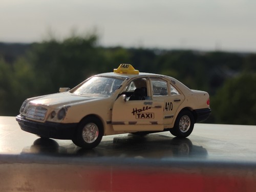 High Speed Mercedes E 320 Taxi 11 cm No. HP9033 1:32 Friktionsmotor Beige