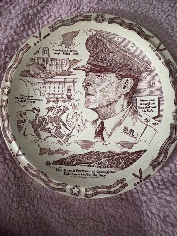 Vintage VERNON KILNS General DOUGLAS MACARTHUR Collector PLATE * U.S.Army