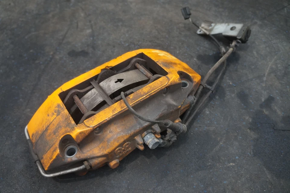 Pinza de freno delantera izquierda y soporte naranja OEM McLaren MP4-12C 11C0563CP Foto 2 de 4