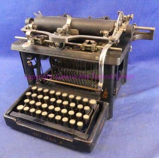 Manhattan Modell A Nr. 7705 Schreibmaschine alt antik Samlg. GAT 1779