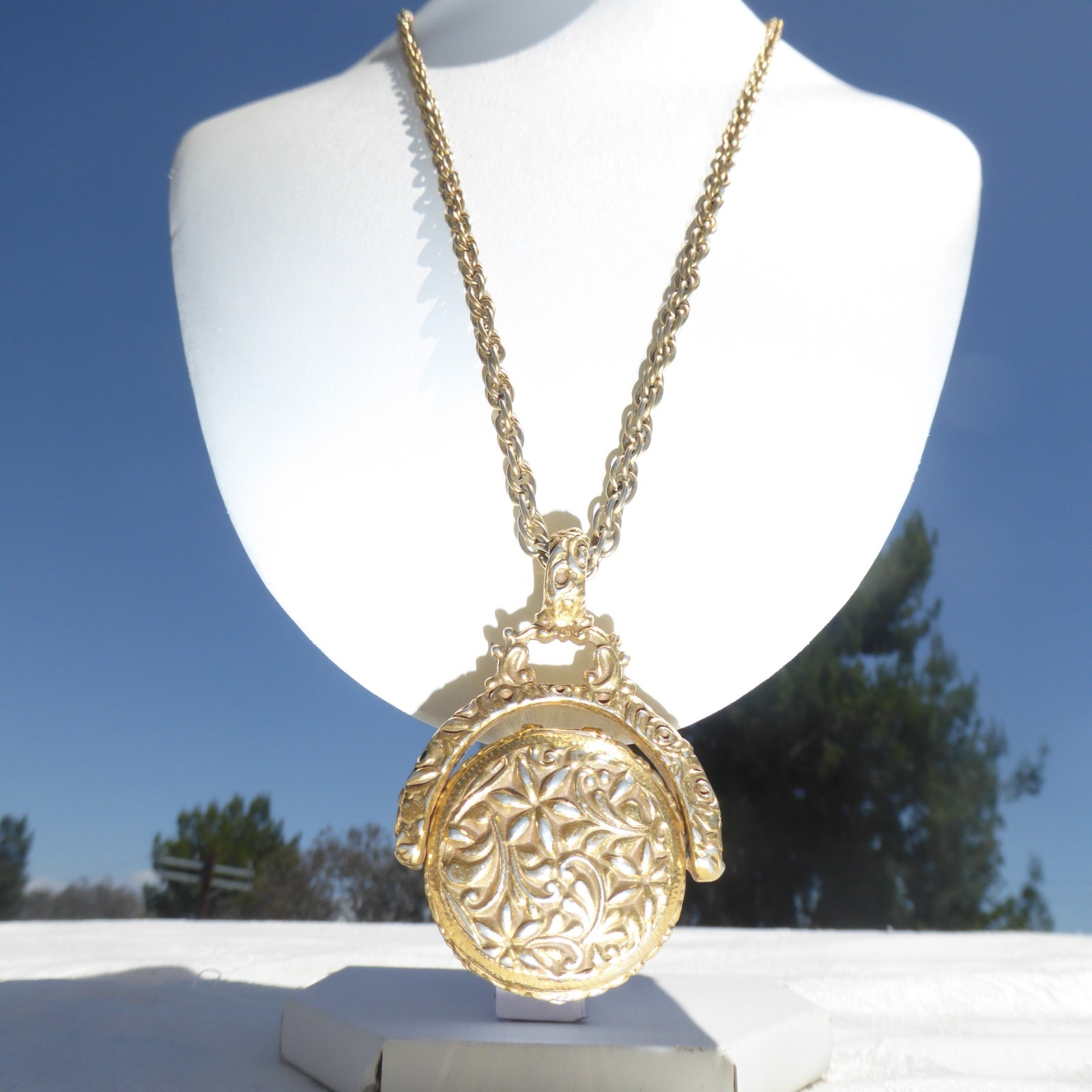 VINTAGE Gold Tone GOLDETTE Signed SWIVAL LOCKET NECKLACE POCKET WATCH STYLE WOW