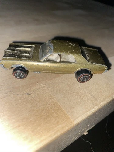 Hot Wheels Redlines 1968 Custom Cougar Gold With Badge - USA Base