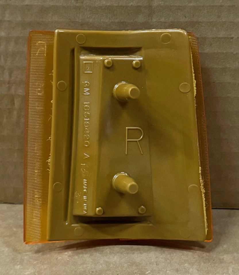 Marcador frontal GM #5977464- Lado do passageiro- GMC C1500/C2500/C3500 - Imagem 3 de 4