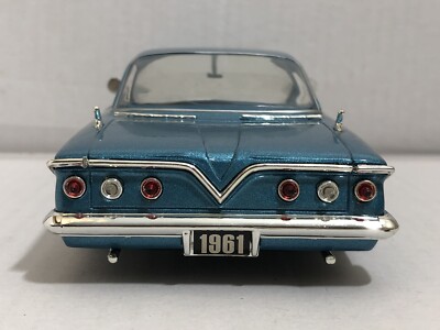 JADA SHOWROOM FLOOR 1961 CHEVY IMPALA BLUE 1:24 DIECAST