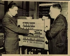 1941 Press Photo TWA officials demonstrate flight tracking system Kansas City MO