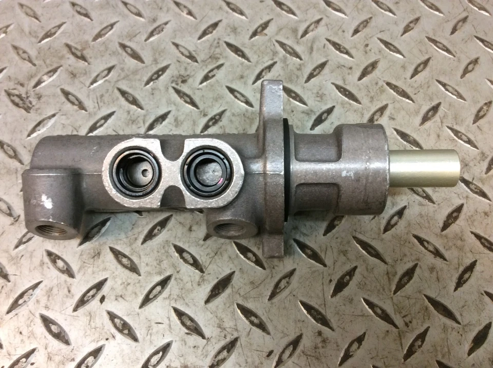 Se adapta a: 97-00 Ford Contour Mystique Cougar Reman cilindro maestro de freno 10-2890 Foto 4 de 4