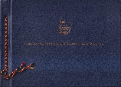 Buch: Schuljahr der Freien Deutschen Jugend 1953/54, mit Patch ''Junger Tourist''