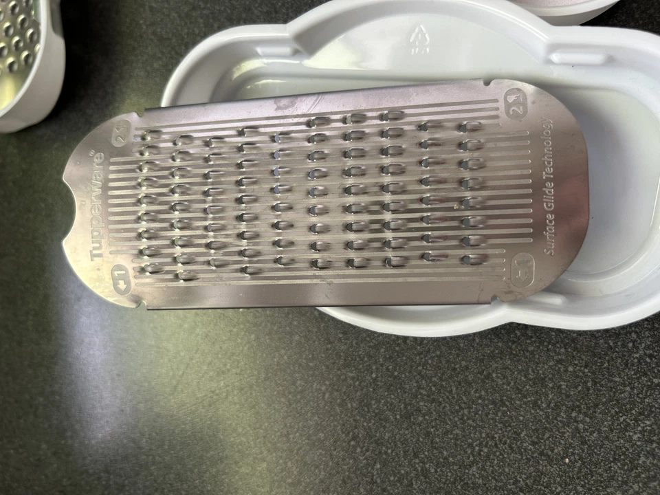 TUPPERWARE Profi Reibe D 182, Fingerschutz, Küchenhelfer incl 3 Einsätzen - Bild 3 von 4