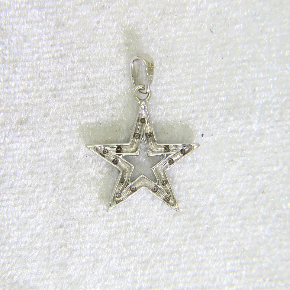 Colgante estrella de diamantes de oro blanco de 9 quilates Foto 4 de 4