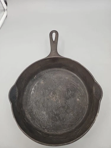 Griswold Small Logo Cast Iron  No 6 Skillet 699 H   Sits Flat