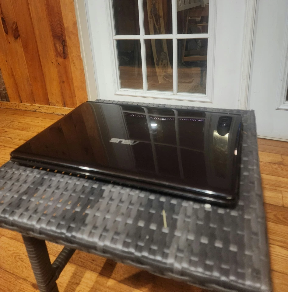 Portátil ASUS U50A Vintage Windows 7 2.2ghz 3GB 250GB SSD 15.6" Color Granate Foto 3 de 4