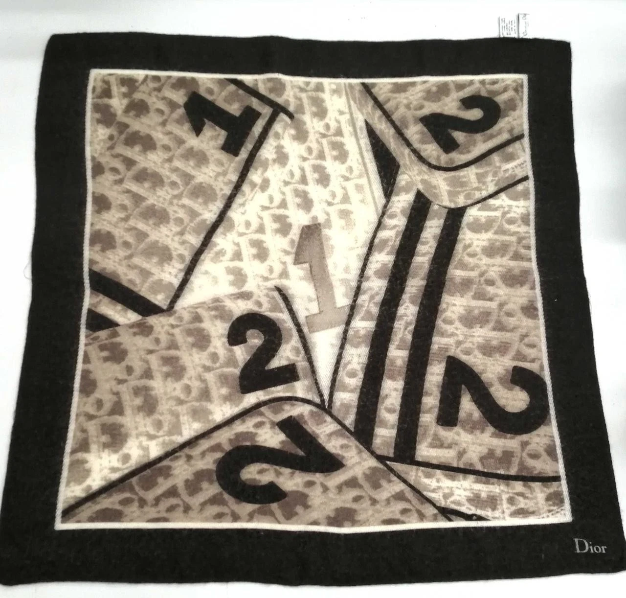 Foulard Christian Dior motif logo en soie
